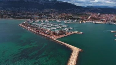 İspanya 'nın Denia kentinin güneşli bir bahar sabahında havadan görünüşü..