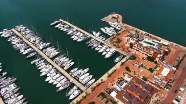 İspanya 'nın Denia kentinin güneşli bir bahar sabahında havadan görünüşü..