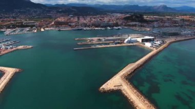 İspanya 'nın Denia kentinin güneşli bir bahar sabahında havadan görünüşü..
