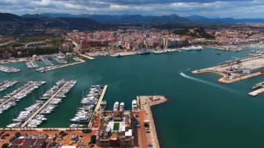 İspanya 'nın Denia kentinin güneşli bir bahar sabahında havadan görünüşü..