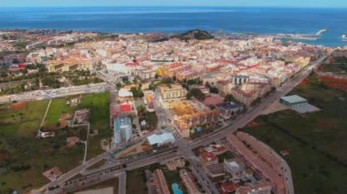 İspanya 'nın Denia kentinin güneşli bir bahar sabahında havadan görünüşü..