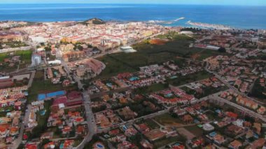 İspanya 'nın Denia kentinin güneşli bir bahar sabahında havadan görünüşü..