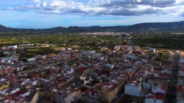 İspanya 'nın Denia kentinin güneşli bir bahar sabahında havadan görünüşü..