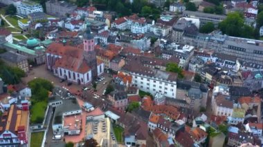 Almanya 'da Baden-Baden şehrinin güneşli bir yaz sabahında havadan görünüşü.