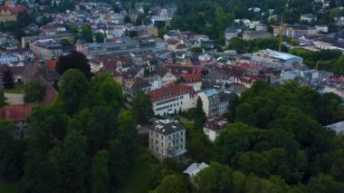 Almanya 'da Baden-Baden şehrinin güneşli bir yaz sabahında havadan görünüşü.