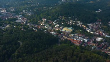 Almanya 'da Baden-Baden şehrinin güneşli bir yaz sabahında havadan görünüşü.
