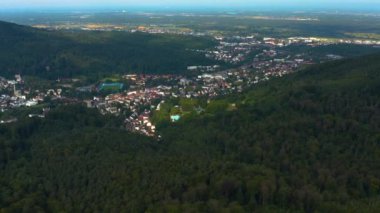 Baden-Baden Şatosu ve Hohenbaden Kalesi 'nin çevresindeki hava manzarası.