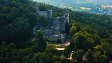Baden-Baden Şatosu ve Hohenbaden Kalesi 'nin çevresindeki hava manzarası.