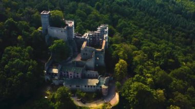 Baden-Baden Şatosu ve Hohenbaden Kalesi 'nin çevresindeki hava manzarası.