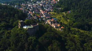 Burg Alt-Eberstein kalesinin ve Eberstein köyünün hava manzarası..