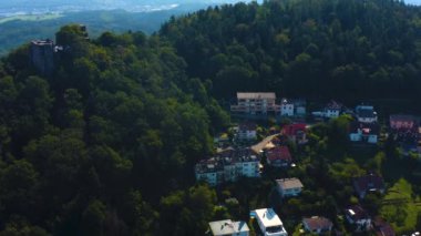 Burg Alt-Eberstein kalesinin ve Eberstein köyünün hava manzarası..