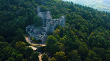 Baden-Baden Şatosu ve Hohenbaden Kalesi 'nin çevresindeki hava manzarası.