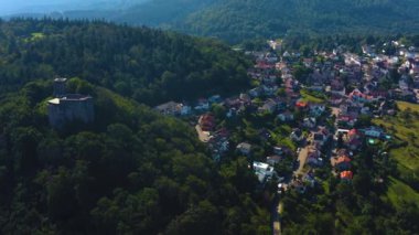 Burg Alt-Eberstein kalesinin ve Eberstein köyünün hava manzarası..