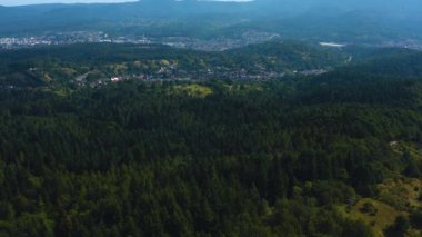 Burg Alt-Eberstein kalesinin ve Eberstein köyünün hava manzarası..