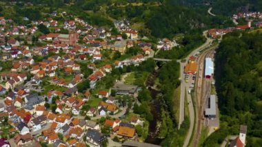 Yazın güneşli bir günde, Almanya 'nın Forbach kentinin havadan görünüşü.