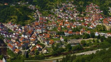 Yazın güneşli bir günde, Almanya 'nın Forbach kentinin havadan görünüşü.