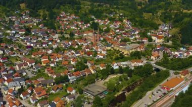 Yazın güneşli bir günde, Almanya 'nın Forbach kentinin havadan görünüşü.