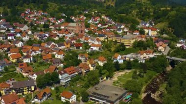 Yazın güneşli bir günde, Almanya 'nın Forbach kentinin havadan görünüşü.