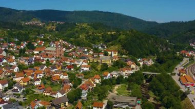 Yazın güneşli bir günde, Almanya 'nın Forbach kentinin havadan görünüşü.