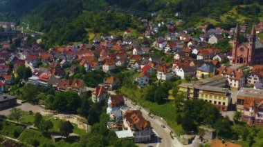 Yazın güneşli bir günde, Almanya 'nın Forbach kentinin havadan görünüşü.