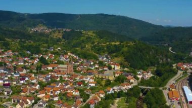Yazın güneşli bir günde, Almanya 'nın Forbach kentinin havadan görünüşü.