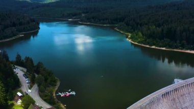 Bulutlu bir günde Almanya 'daki Kara Orman' daki Schwarzenbach Barajı 'nın hava manzarası. 
