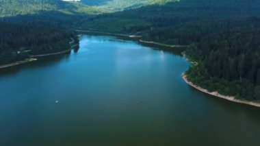 Bulutlu bir günde Almanya 'daki Kara Orman' daki Schwarzenbach Barajı 'nın hava manzarası. 