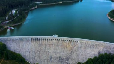 Bulutlu bir günde Almanya 'daki Kara Orman' daki Schwarzenbach Barajı 'nın hava manzarası. 