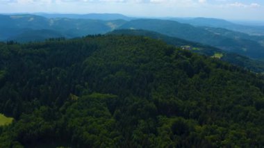 Yazın güneşli bir günde Almanya 'daki Kara Orman' da Brandmatt 'ı çevreleyen hava manzarası. 