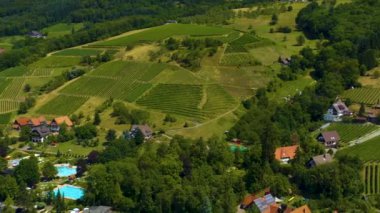 Yazın güneşli bir günde Almanya 'daki Kara Orman' da Brandmatt 'ı çevreleyen hava manzarası. 