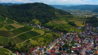 Yazın güneşli bir günde Almanya 'nın Ortenberg kentindeki köy ve kale manzaralı..
