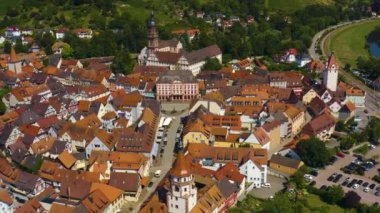 Yazın güneşli bir günde Almanya 'nın eski Gengenbach kentinin havadan görünüşü. 
