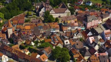 Yazın güneşli bir günde Almanya 'nın eski Gengenbach kentinin havadan görünüşü. 