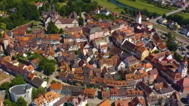 Yazın güneşli bir günde Almanya 'nın eski Gengenbach kentinin havadan görünüşü. 