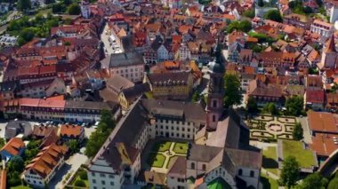 Yazın güneşli bir günde Almanya 'nın eski Gengenbach kentinin havadan görünüşü. 