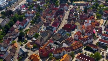 Yazın güneşli bir günde Almanya 'nın Zell am Harmersbach kentinin hava manzarası. 