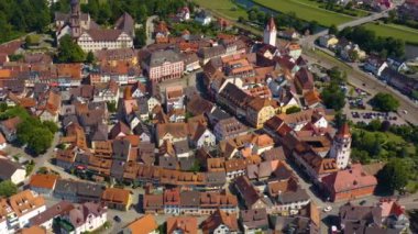 Yazın güneşli bir günde Almanya 'nın eski Gengenbach kentinin havadan görünüşü. 