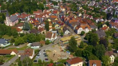 Yazın güneşli bir günde Almanya 'nın Zell am Harmersbach kentinin hava manzarası. 