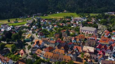 Yazın güneşli bir günde Almanya 'nın Zell am Harmersbach kentinin hava manzarası. 