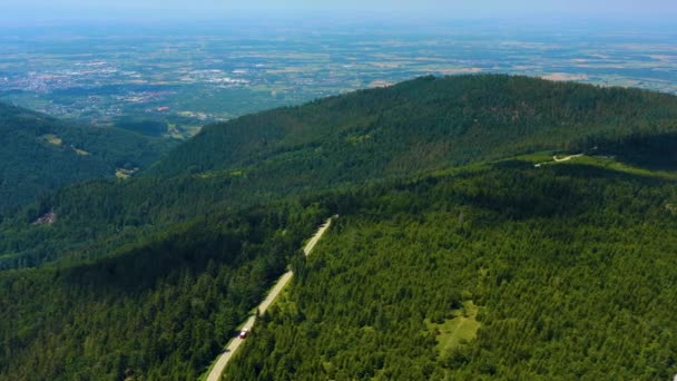 夏の晴れた日にドイツの黒い森の中でUnterstmattの周りの空中ビュー — ストック動画