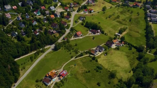 晴れた日にドイツの黒い森の中のブランマット周辺の空中ビュー — ストック動画