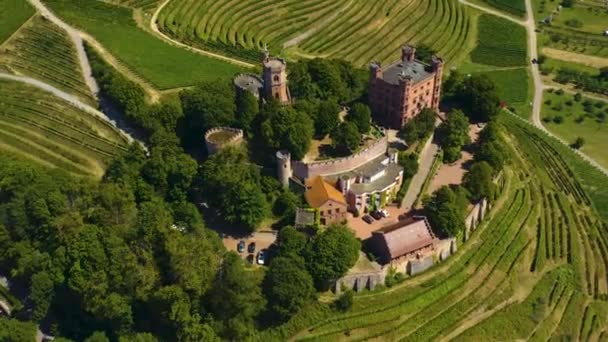 Luftaufnahme Des Ortes Und Des Schlosses Ortenberg Einem Sonnigen Sommertag — Stockvideo