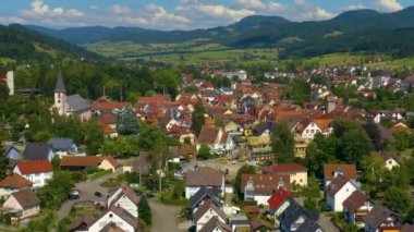Yazın güneşli bir günde Almanya 'nın Zell am Harmersbach kentinin hava manzarası. 