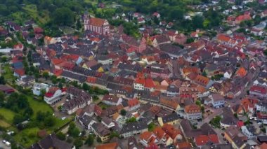 Almanya 'nın Ettenheim kentinin hava görüntüsü öğleden sonra bulutlu bir günde. 