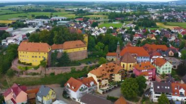 Almanya 'nın Mahlberg kentindeki sarayın hava görüntüsü öğleden sonra bulutlu bir günde. 