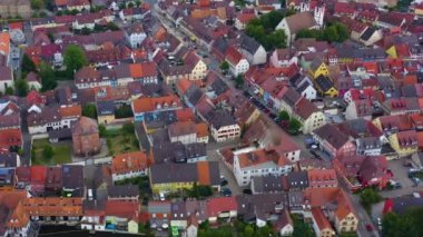 Almanya 'nın eski Kenzingen kentinin hava manzarası öğleden sonra bulutlu bir günde. 