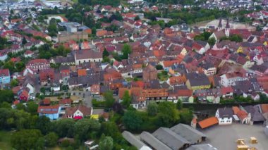 Almanya 'nın eski Kenzingen kentinin hava manzarası öğleden sonra bulutlu bir günde. 
