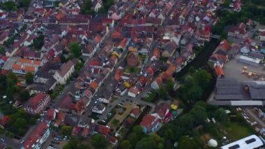 Almanya 'nın eski Kenzingen kentinin hava manzarası öğleden sonra bulutlu bir günde. 