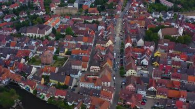 Almanya 'nın eski Kenzingen kentinin hava manzarası öğleden sonra bulutlu bir günde. 