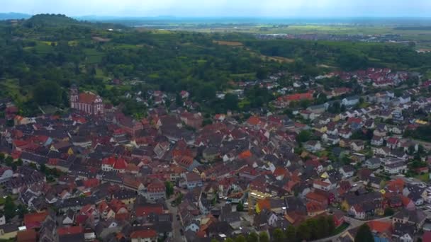 午後の曇りの日にドイツのエッテンハイムの旧市街の空中ビュー — ストック動画
